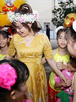 Nữ tỉ phú Nguyễn Thị Phương Thảo đón Trung thu cùng các em nhỏ