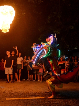 Trai làng múa lân, biểu diễn phun lửa trong đêm trung thu ở ngoại thành Hà Nội