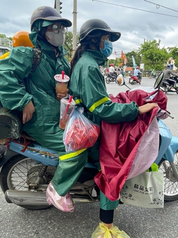 Người dân lỉnh kỉnh đồ đạc trở về Hà Nội trong ngày cuối nghỉ lễ 2.9