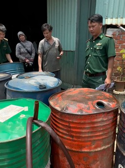 Bộ đội biên phòng phát hiện kho chứa 2.000 lít dầu lậu