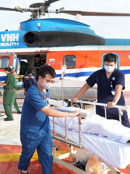 Dùng trực thăng đưa 3 ngư dân bị hội chứng giảm áp vào đất liền chữa trị