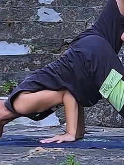 Mãn nhãn những tư thế yoga khó của cậu bé 8 tuổi