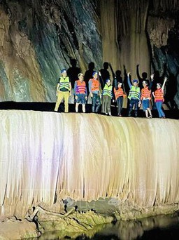 'Sốc' cảnh đoàn người giẫm đạp lên thạch nhũ trong hang mới phát hiện ở Quảng Bình
