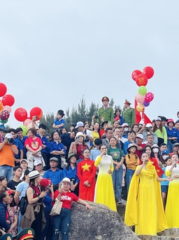 Phú Yên: Trang trọng lễ chào cờ đầu năm tại Mũi Điện