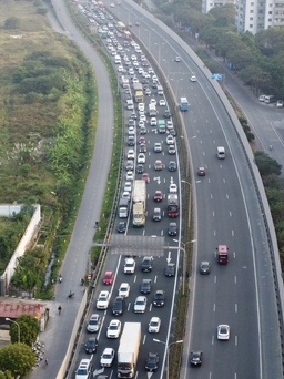 Người dân trở lại Hà Nội, cao tốc Pháp Vân - Cầu Giẽ ùn tắc hàng km