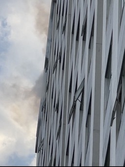 Cư dân hoảng loạn khi cháy căn hộ chung cư tầng 18 ở TP.HCM