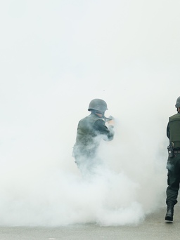 Mãn nhãn Cảnh sát gìn giữ hòa bình trình diễn dẹp bạo loạn, giải cứu con tin