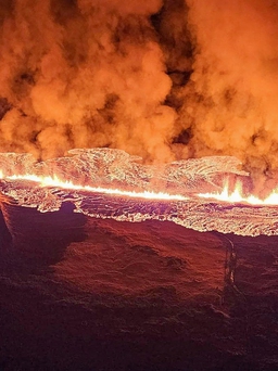 Núi lửa phun trào ở Iceland, dung nham đỏ rực đe dọa thị trấn