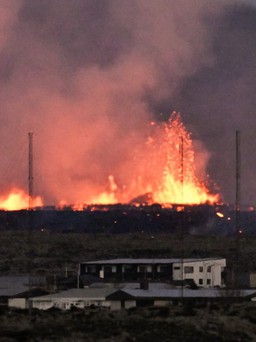 Dung nham núi lửa tràn vào thị trấn Iceland, 'nuốt chửng' nhà cửa