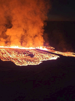 Xem dung nham núi lửa ‘nuốt chửng’ nhà cửa ở Iceland