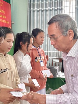 Nhà thơ Thanh Thảo trao học bổng 'Thầy tôi' cho học sinh Sơn Mỹ