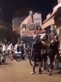 Xôn xao clip nhóm người chạy xe đạp vây đánh nam tài xế xe công nghệ