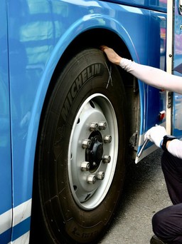 Tài xế xe khách lơ là kiểm tra lốp xe, cần nâng cao ý thức an toàn