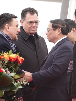 Thủ tướng Phạm Minh Chính đến Bucharest, bắt đầu thăm chính thức Romania