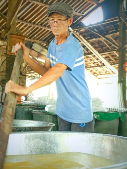 Làng nghề truyền thống vào vụ tết: Đỏ lửa những lò đường phèn ở Quảng Ngãi