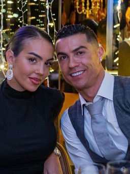 Ronaldo cùng bạn gái chiếm trọn chú ý giữa dàn sao bóng đá tại thảm đỏ