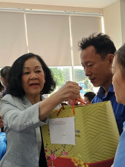 Thường trực Ban Bí thư Trương Thị Mai tặng quà tết cho công nhân, người nghèo