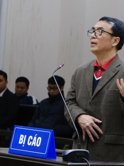 Người đưa hối lộ cho ông Trần Hùng 'từ chối tất cả câu hỏi của luật sư'