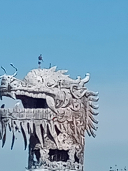 'Rớt tim' cảnh du khách check-in trên đầu rồng khổng lồ tại hồ Thủy Tiên