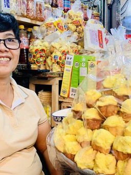 Chợ Bà Hoa xứ Quảng ở TP.HCM: Người người tìm mua bánh in, bánh thuẫn ăn tết
