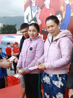 T.Ư Đoàn trao tặng quà tết cho người lao động ở Bình Định