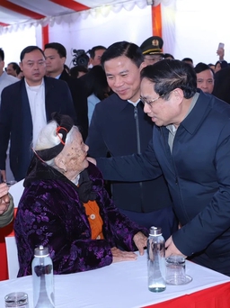 Thủ tướng Phạm Minh Chính thăm, tặng quà người nghèo và công nhân tại Thanh Hóa