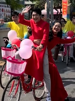Hoa hậu Kiều Ngân được chồng rước dâu bằng xe đạp