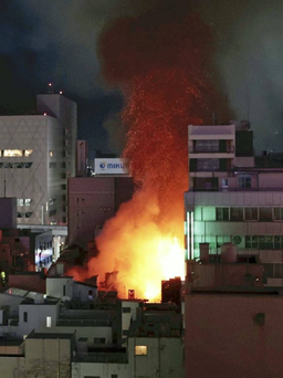 Nhiều tòa nhà của quận ẩm thực nổi tiếng Nhật Bản bị cháy vì nồi lẩu
