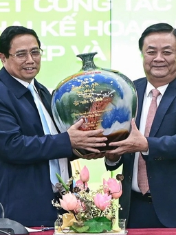 Món quà lưu niệm 'đặc biệt' Bộ trưởng Lê Minh Hoan tặng Thủ tướng Phạm Minh Chính