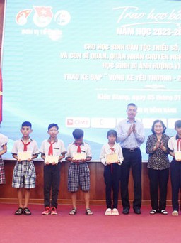 Trao học bổng Vừ A Dính cho học sinh Kiên Giang