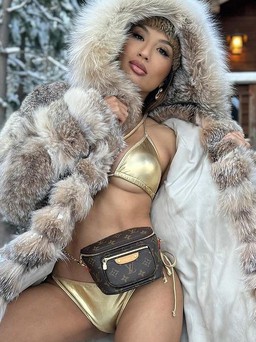 MC gốc Việt Jeannie Mai diện bikini nóng bỏng giữa trời tuyết