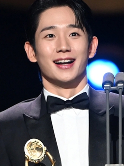 Jung Hae In lập cú đúp tại giải thưởng Rồng Xanh 2024