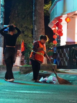 Thi ảnh Khát vọng năm rồng: Cảm ơn công nhân làm sạch đường phố đêm giao thừa