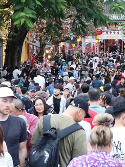 Hàng trăm ngàn du khách đổ về, phố cổ Hội An chật kín