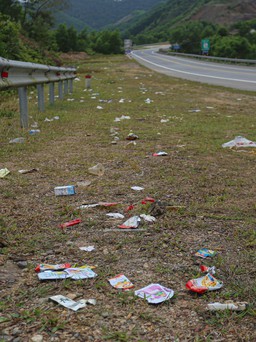 Nhiều điểm trên cao tốc La Sơn – Túy Loan ngập rác sau Tết Nguyên đán