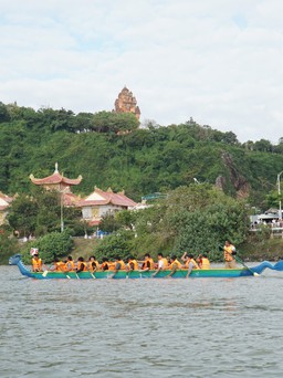 768 VĐV tranh tài đua thuyền rồng trên sông Đà Rằng