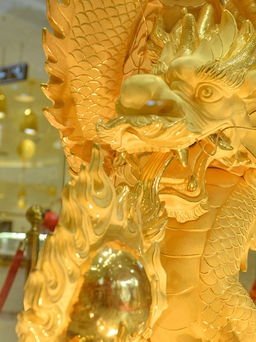 Người Hà Nội chen chân mua vàng, cửa hàng tung 'siêu phẩm' rồng vàng lớn nhất Việt Nam