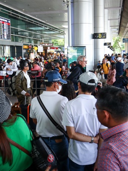Trong một ngày, sân bay Tân Sơn Nhất đón gần 100.000 người trở lại TP.HCM sau tết