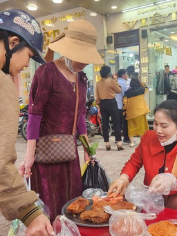 Hà Tĩnh: Người dân đổ xô mua xôi 'tam sên' trong ngày vía Thần tài