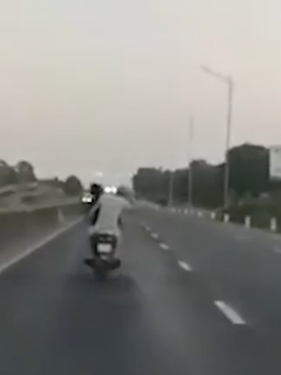 Phú Yên: Xử phạt hai người lái xe máy lạng lách, đánh võng trên QL1