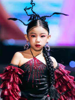 Người mẫu 8 tuổi mở màn show thời trang có Hoa hậu Hương Giang