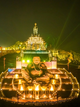 Hàng trăm ngàn đèn đăng thắp sáng đại lễ dâng đăng rằm tháng giêng tại núi Bà Đen