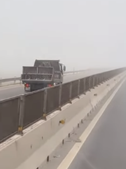 Truy tìm xe tải chạy ngược chiều trên cao tốc Bắc - Nam