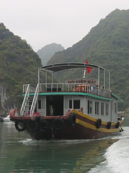 Đò Việt Hải không đăng kiểm vẫn hoạt động trên biển Cát Bà