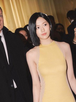 Chiếc váy của Jujin (IVE) gây tranh cãi khi vướng lùm xùm với giám đốc sáng tạo