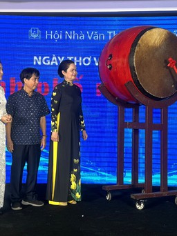 Lãnh đạo Thành ủy đánh trống khai hội Ngày thơ Việt Nam tại TP.HCM