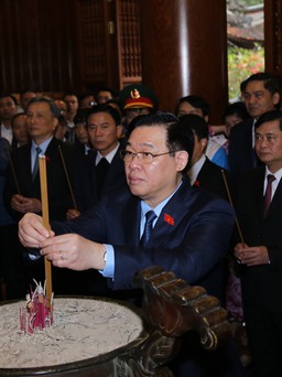Chủ tịch Quốc hội dâng hương tưởng niệm Bác Hồ tại Nghệ An
