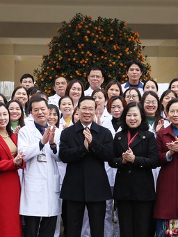 Chủ tịch nước Võ Văn Thưởng thăm, chúc mừng các y, bác sĩ tỉnh Hà Nam