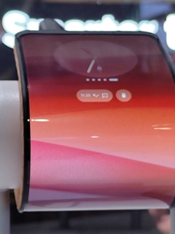'Độc lạ' smartphone uốn dẻo đeo trên tay của Motorola