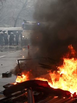 Khói lửa giữa 'thủ đô châu Âu' khi nông dân biểu tình